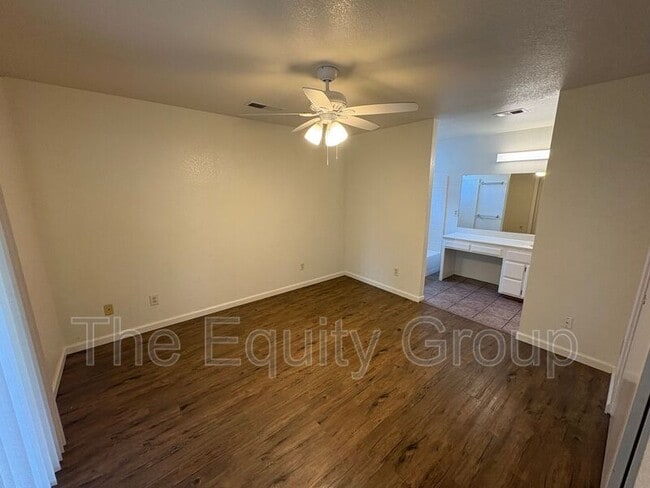 Building Photo - 451 W Marilyn St