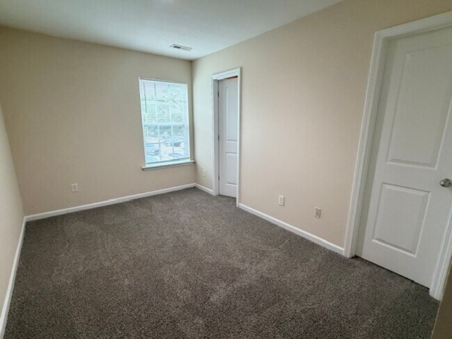 Building Photo - 123 Winterberry Ln