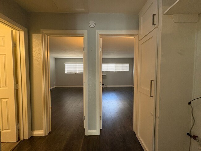 Building Photo - Tri-plex 2 bedroom 1 bathroom apartment of...