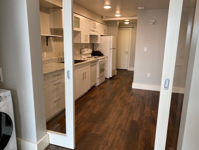 Building Photo - 803 Waimanu St