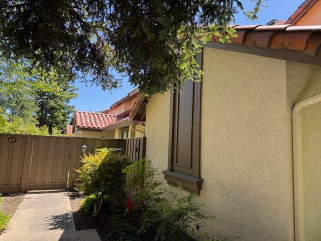 Building Photo - Beautiful updated 2 Story condo in Main Chance Estates w/attached 2 car garage!