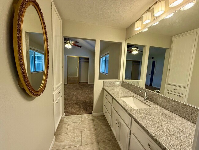 Building Photo - Single story home with vaulted ceilings!