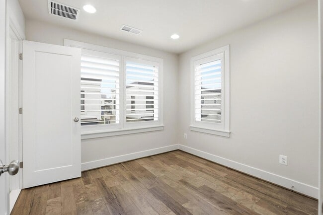 Building Photo - 6924 Rockledge Dr