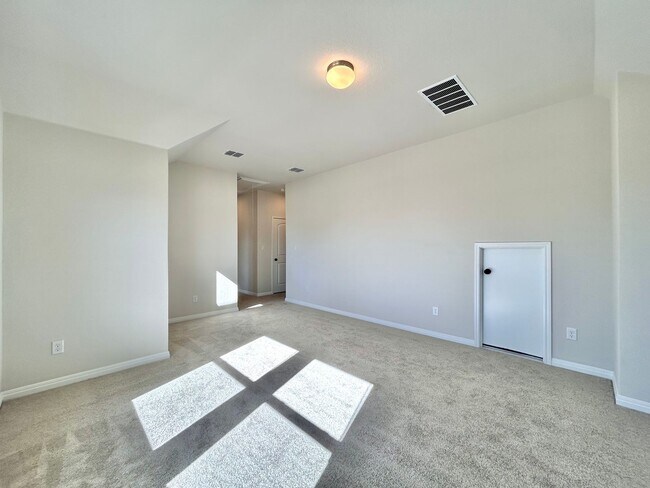 Building Photo - Spacious Modern 4/BR 3/BA Home with Stunning Features!