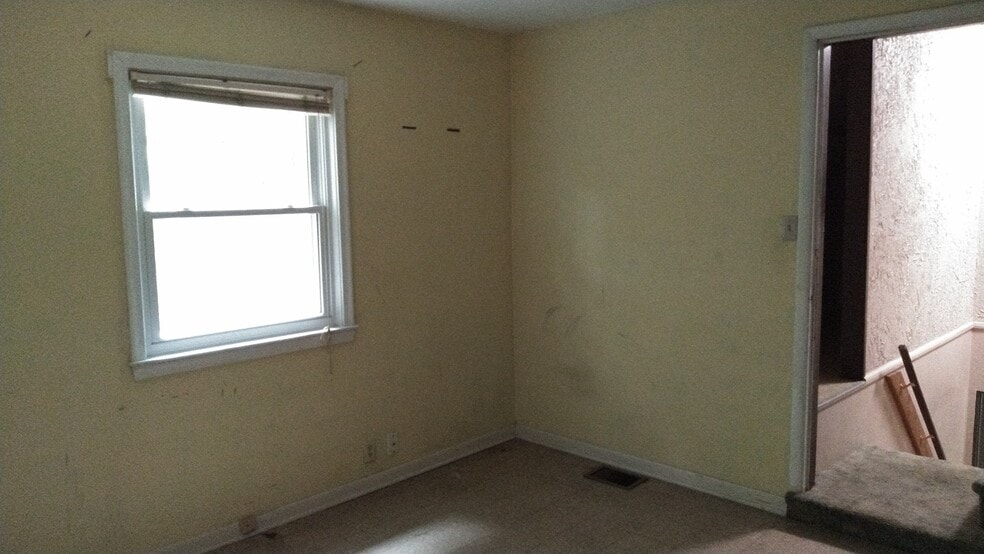 dressing room - 1537 Linden St