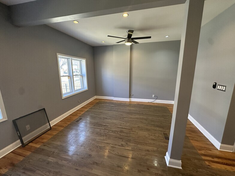 Living Rm - 10452 S Maryland Ave