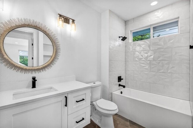 Building Photo - 2405 E 11th St