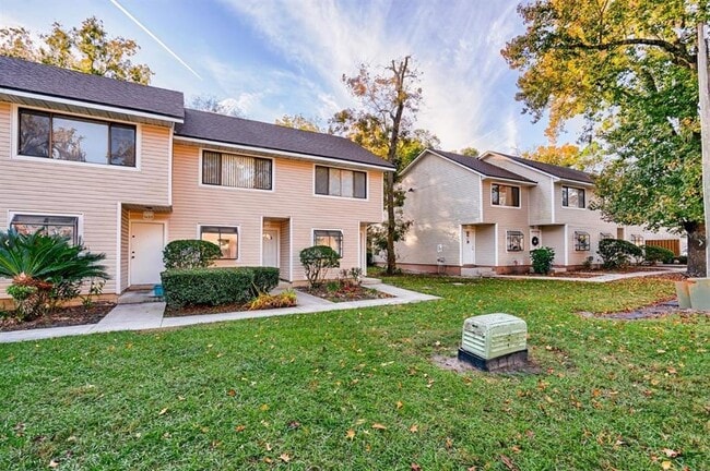 Building Photo - 6137 SW 8th Ln
