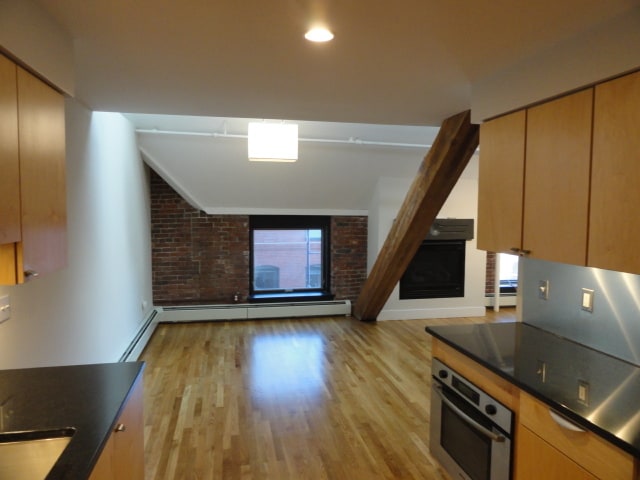 Building Photo - 537 Congress St