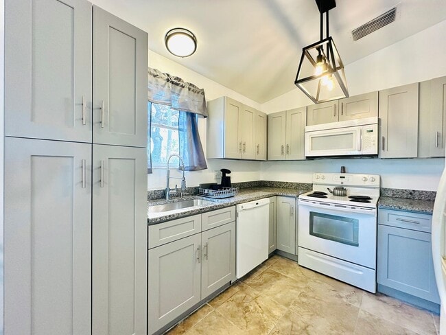 Building Photo - Charming fully furnished 2/2 home in Natur...