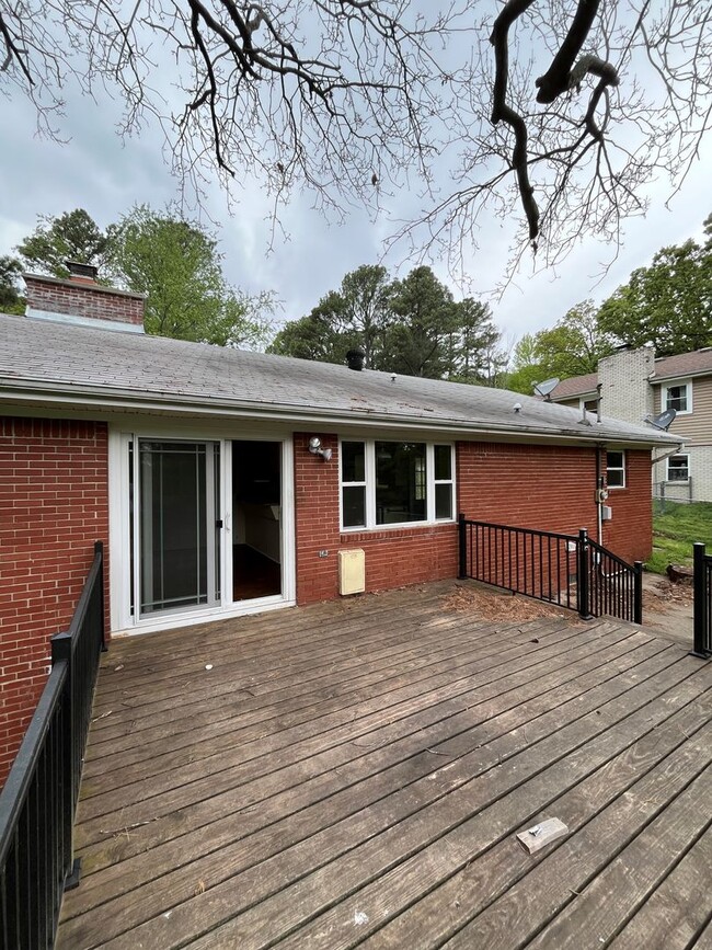 Building Photo - 3 bedroom 2 bath home, all appliances, fen...