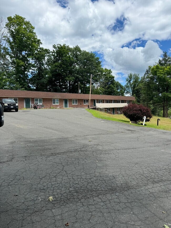 Building Photo - One bedroom Southwick Ma U-11