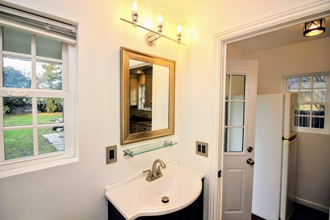 Building Photo - 2 Bedroom Home with Large Yard in SW Santa Rosa