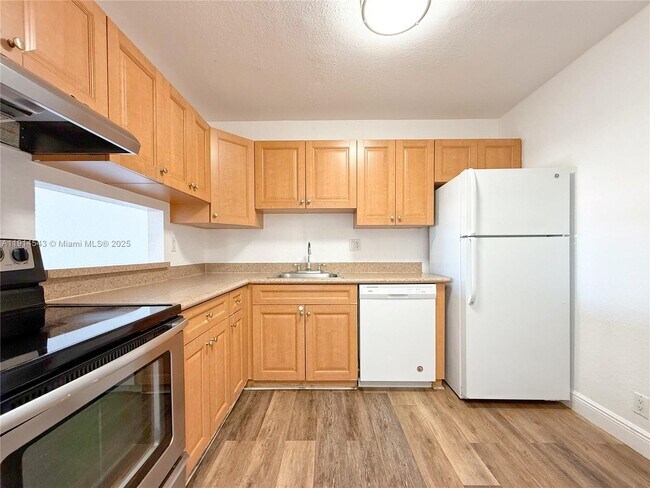 Building Photo - 5231 Geneva Ct