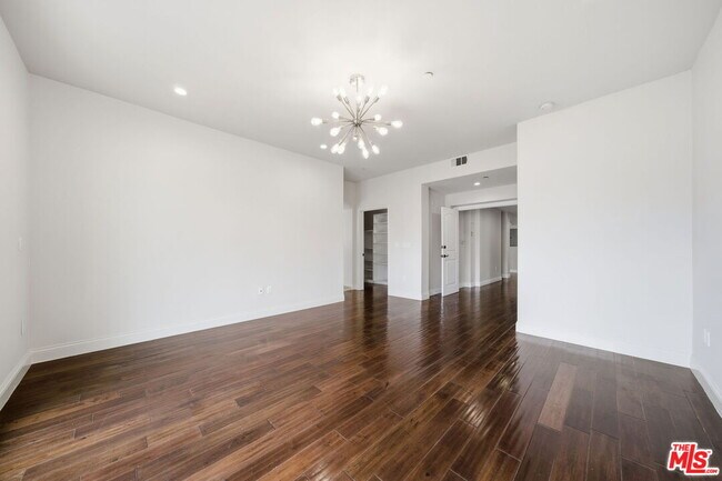 Building Photo - 320 S Swall Dr