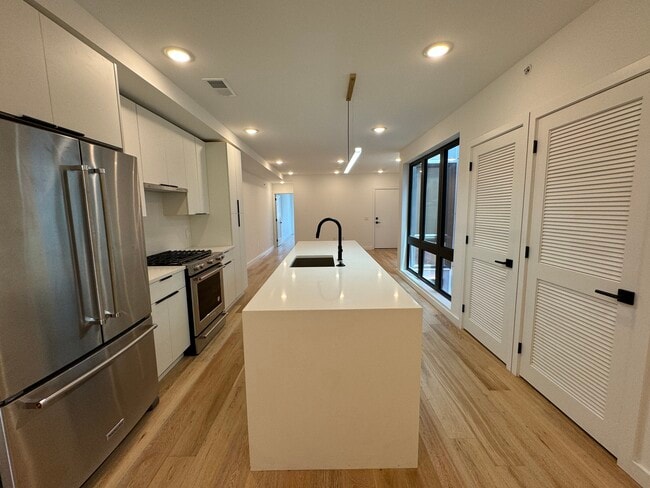 Building Photo - 1623 Christian St