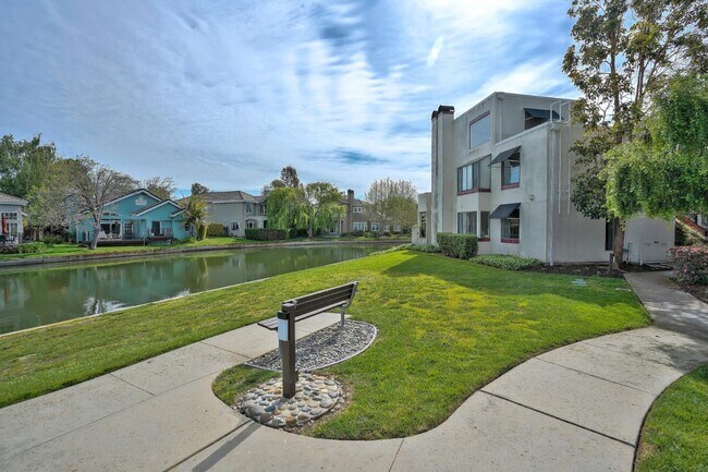 Building Photo - 530 Shorebird Cir