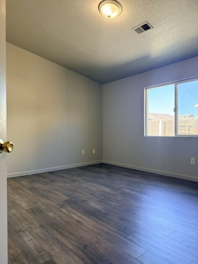 Building Photo - 4/2 with open floor plan Available NOW!!