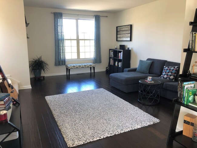 Building Photo - Beautiful End-Unit Townhome in New Post!