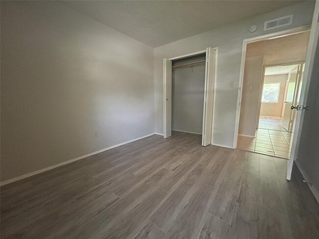 Building Photo - 711 Stonewall Dr
