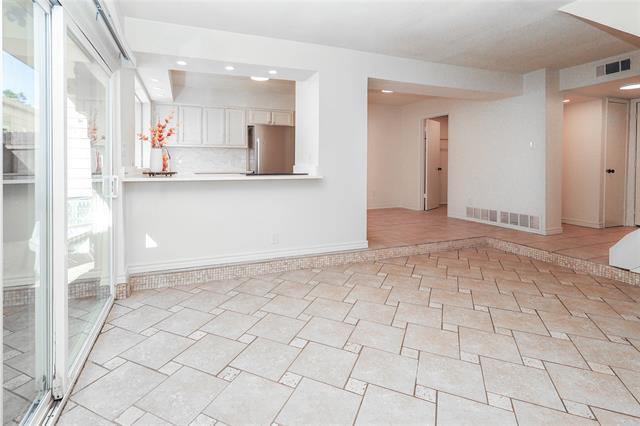 Building Photo - 1963 Shorewood Dr