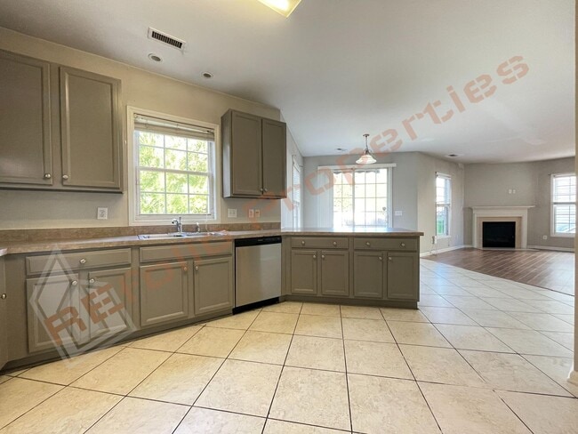 Building Photo - Lovely 4 Bedroom, 2.5 Bath Single-Family H...