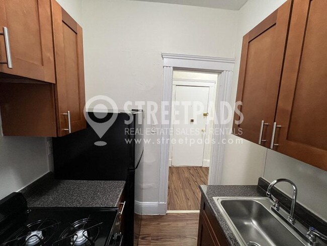 Building Photo - bedroom in Boston MA 02215