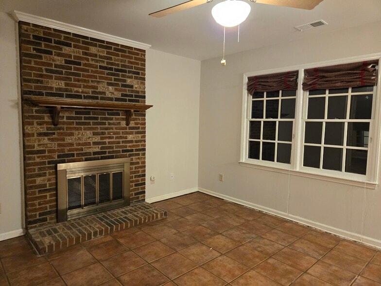 Building Photo - 11015 S Ford Rd