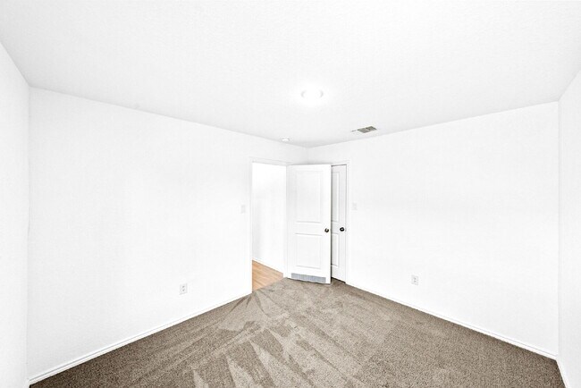 Building Photo - Charming 3-Bedroom Haven with 2 Full Baths