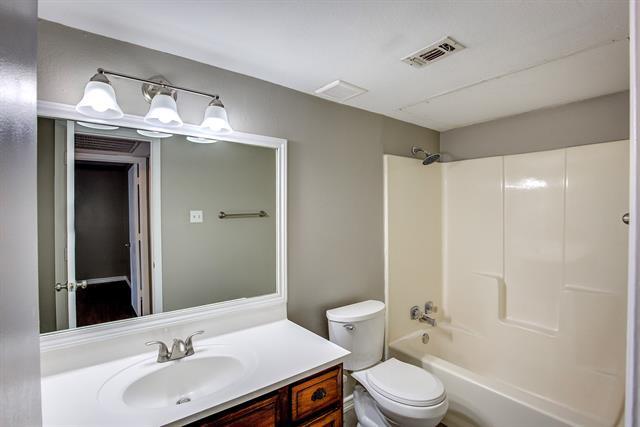Building Photo - 5519 Bainbridge Dr