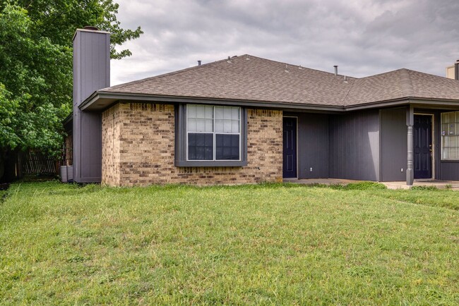 Building Photo - Duplex with back yard and parking spaces