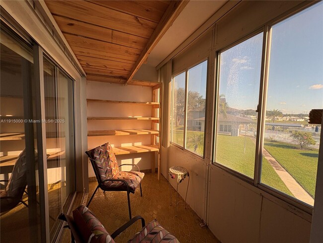 Building Photo - 2223 Park Ln