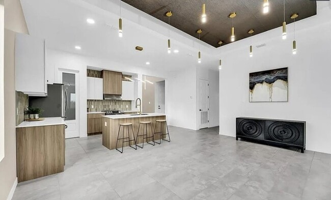 Building Photo - Luxury Living in Hyde Park – Edinburg/McAl...
