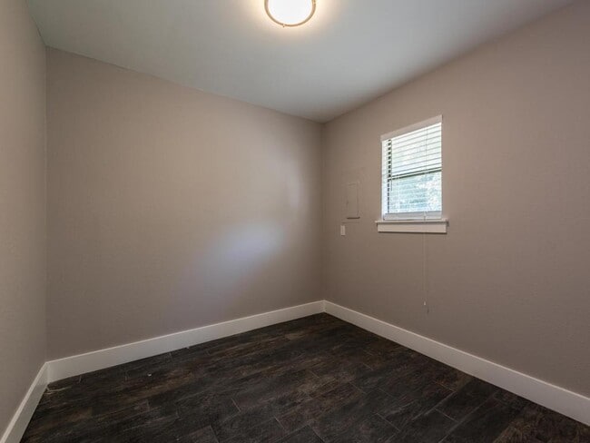 Building Photo - 3910 Hillside Dr