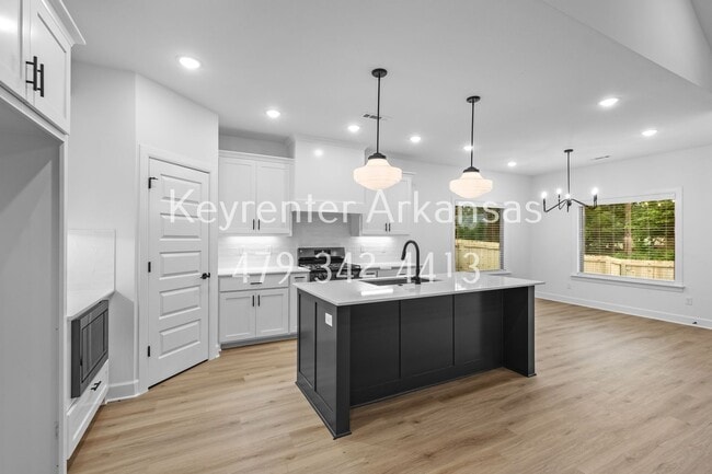 Building Photo - 4 Bed, 2 Bath Home