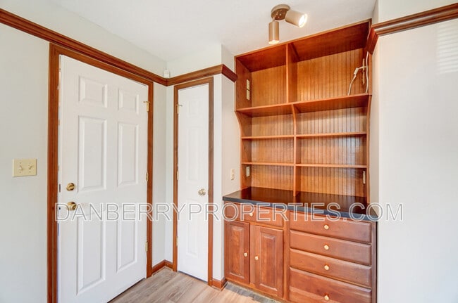 Building Photo - 1133 N Byrne Rd