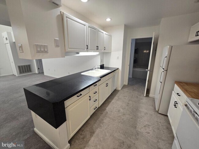 Building Photo - 306 Cherrington Dr