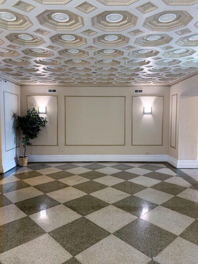Building Photo - Montrose Beach - Uptown Studio in Elevator...