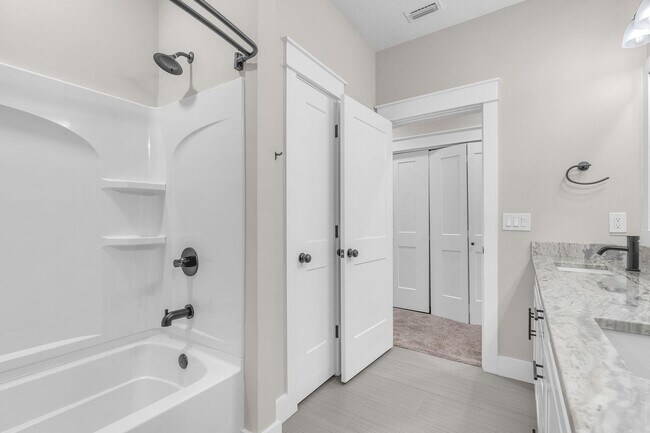 Building Photo - Modern 3 Bedroom Townhome!!