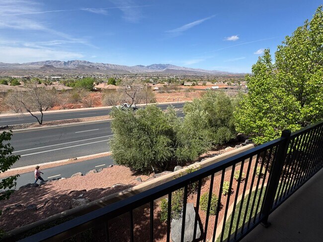 Building Photo - Highly Desirable Lakota Ridge!