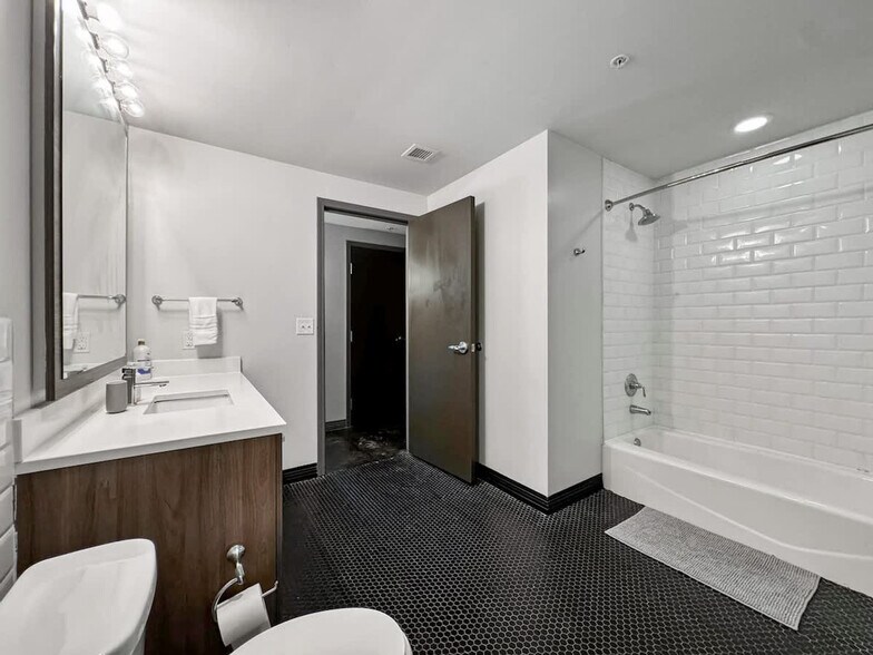 Building Photo - 555 Evergreen St
