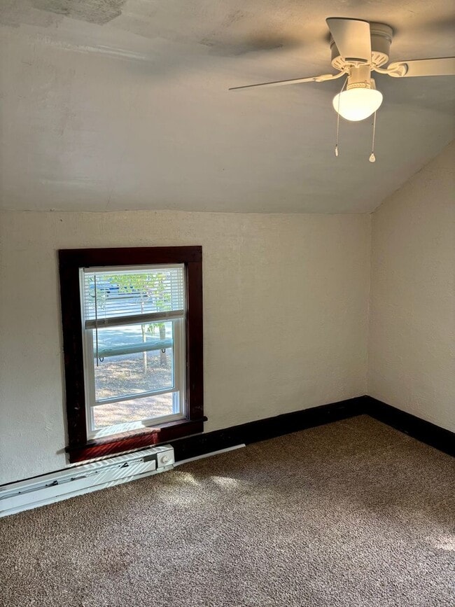 Building Photo - Check Out This 3-Bed/1.5-Bath House in Blu...