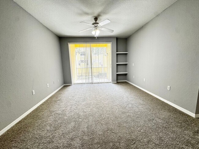 Building Photo - Renovated 2/2 Condo located in Visconti! - New Carpet