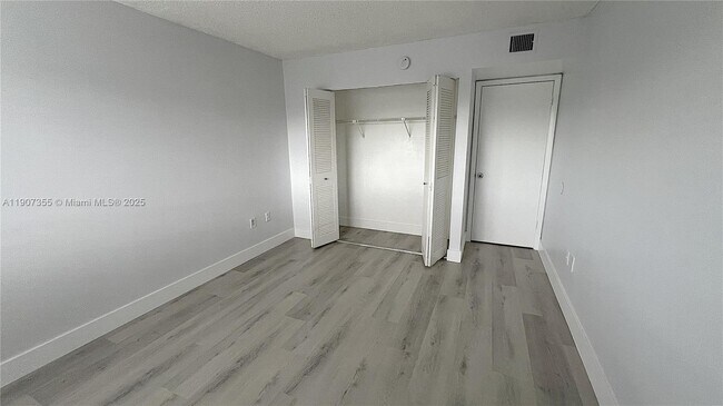 Building Photo - 711 N Pine Island Rd