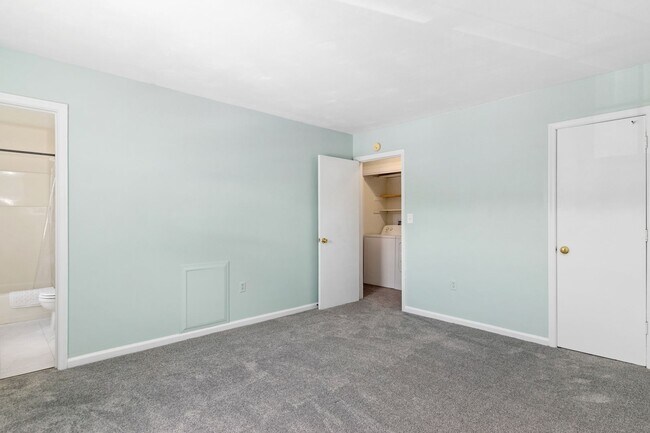 Building Photo - 3 Bed/2 1/2 Bath Pool Pet Friendly Bus line Parking