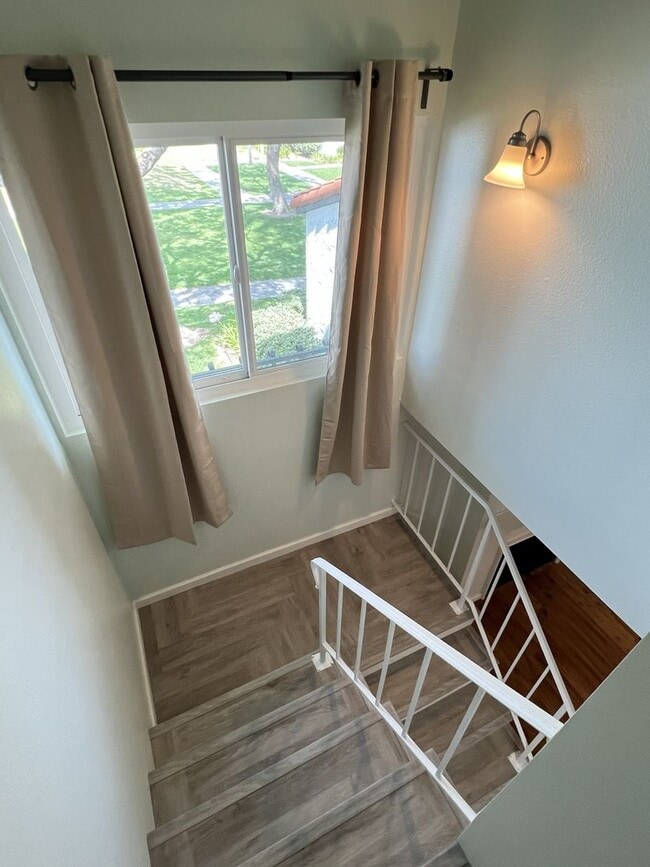 Building Photo - Fantastic 3 Bed 1.5 Bath End Unit Townhome in Orange!