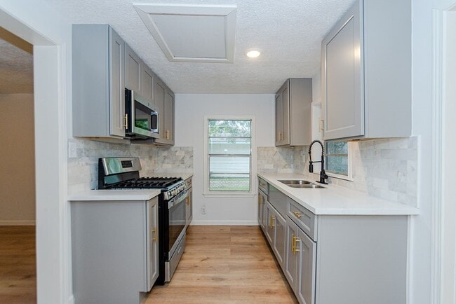 Building Photo - 2425 Fayle St