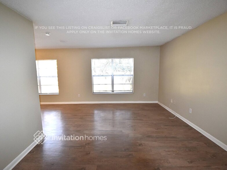 Building Photo - 504 Hillside Ct