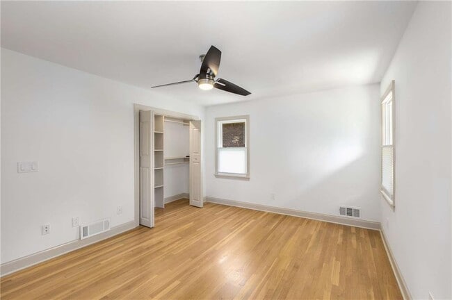 Building Photo - 2423 Sunset Dr NE