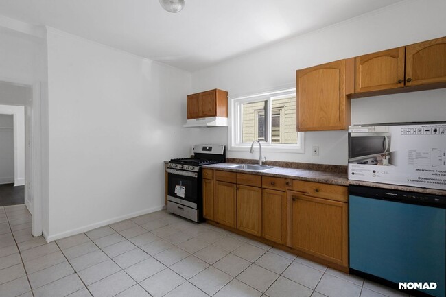 Building Photo - Spacious 4BR Apartment in Newark